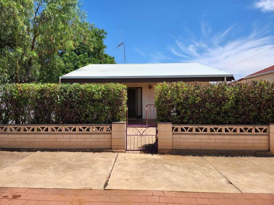 The House With The Purple Gate Villa Broken Hill Exteriör bild